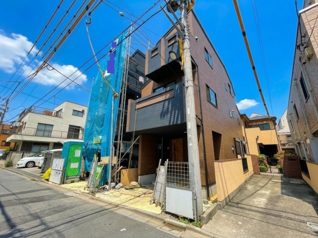 北区志茂5丁目 全2号棟 2号棟の外観|南側道路×隣地通路に面しており角地風で開放感ある立地です
