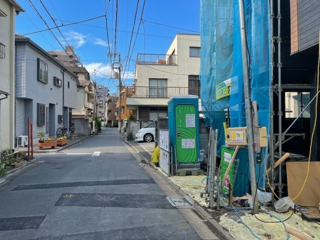 北区志茂5丁目 全2号棟 2号棟の前面道路含む現地写真|前面道路約5.0ｍ公道に面する全2棟