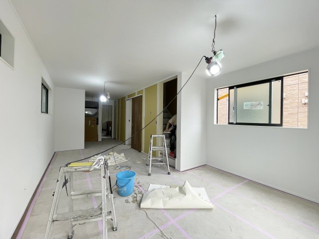 北区志茂5丁目 全2号棟 2号棟の内装|16.3帖のLDKは多面開口で開放感ある明るい空間です