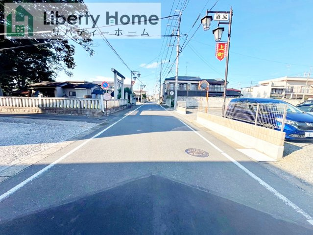 下妻市下妻丁第4　1号棟　新築戸建の前面道路含む現地写真