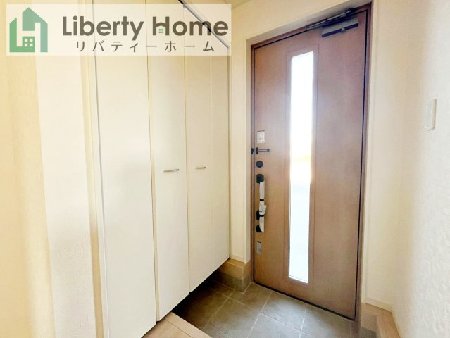 下妻市下妻丁第4　1号棟　新築戸建の玄関