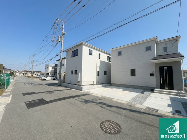 姫路市町坪　新築一戸建ての前面道路含む現地写真|周辺は閑静な住宅街！前面道路広々で車の出し入れも便利です。駐車が苦手な方でも安心して車庫入れできます！