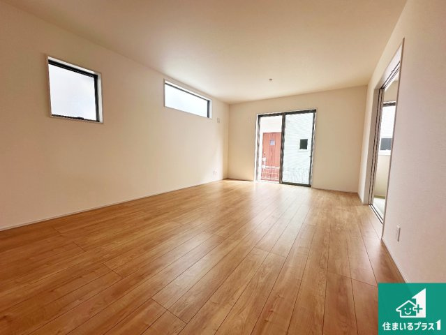 姫路市町坪　新築一戸建ての居間・リビング|日当たり良好の明るいリビングで朝の目覚めもスッキリできそう！対面キッチンでご家族のコミュニケーションも自然と増える設計！小さなお子様が遊ぶスペースを作っても広々とくつろげるLDK！