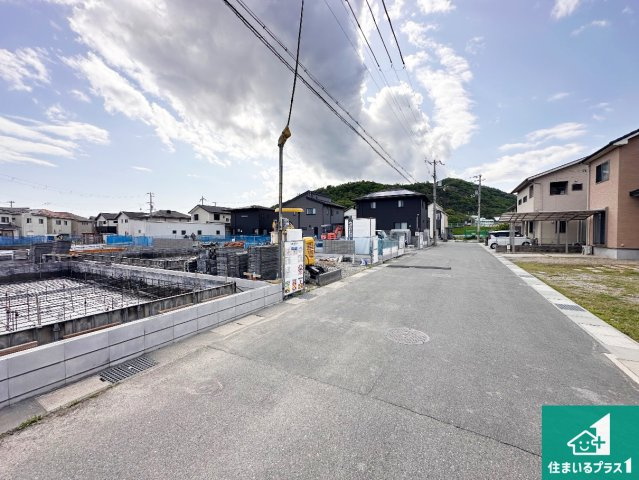 姫路市町坪　新築一戸建ての前面道路含む現地写真|周辺は落ち着いた街並みの住宅地！子育てがしやすい住環境です！まだ未完成ですが、現地でしかわからない事もございます。是非一度ご覧ください。