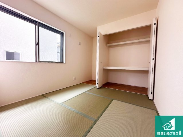 姫路市町坪　新築一戸建ての和室|寝室は心地よい眠りについてもらいたくて、シンプルかつ開放的な空間な設計にしています！大きな窓から差し込む日が心地いいです♪