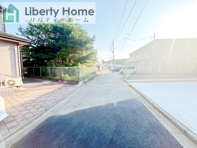 つくばみらい市伊奈東　新築戸建　B号棟の前面道路含む現地写真