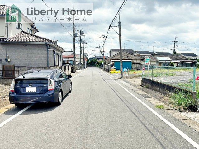 下妻市下妻丁第4　2号棟　新築戸建の前面道路含む現地写真