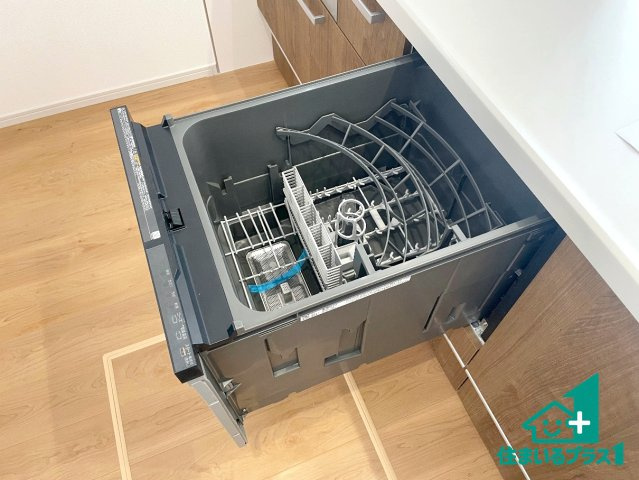 ★大津市本堅田　限定1邸の設備|食事後の一仕事、食器洗いをボタン一つでお任せできちゃいます！場所を取らないビルトイン式なので、お料理スペースもしっかり確保！