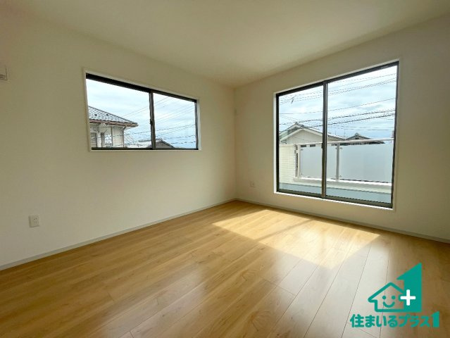 ★大津市本堅田　限定1邸の洋室|シンプルな洋室は、自分好みのインテリアが楽しめます♪ご家族とインテリアや家具を選びに行くのは物件購入時の醍醐味の一つです。ぜひお楽しみください♪