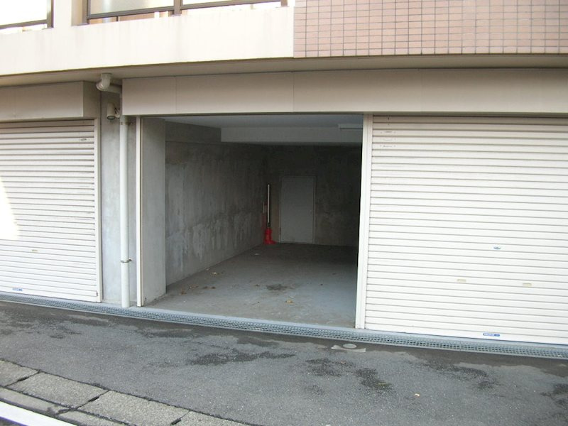 ヨコハマベルフラッツEASTの駐車場