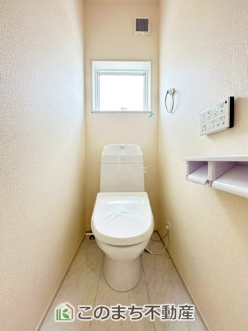 LiveleGarden.S宇都宮市中里町第5のトイレ|小窓から換気ができて清潔なトイレスペース☆温水洗浄便座搭載です！
