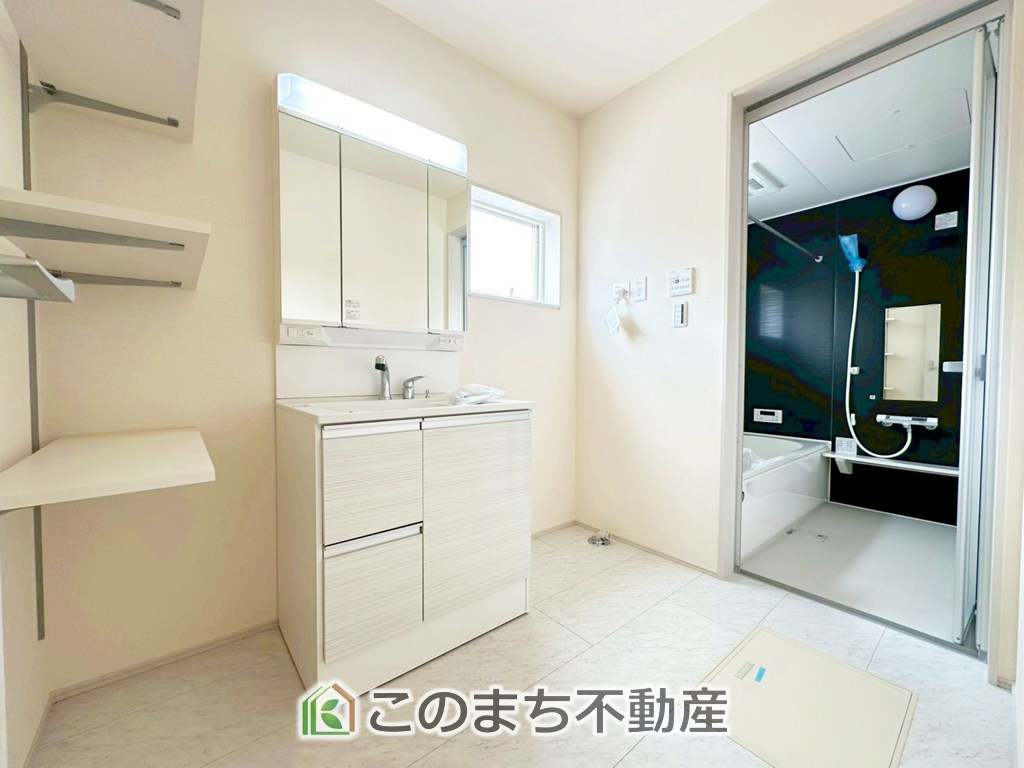 LiveleGarden.S宇都宮市中里町第5の独立洗面台|毎日使う場所だから、機能的で使いやすさに配慮したパウダールーム。すっきりと使えるように収納も豊富にご用意しています。

