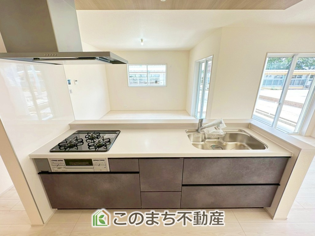 LiveleGarden.S宇都宮市中里町第5のキッチン|"お洒落なホワイト天板のアイランドキッチンを採用しております。
浄水器内蔵の水栓です♪"
