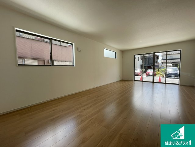 大津市本堅田　第1期　新築一戸建ての居間・リビング|広く明るい、リビングは子育て中のお母さんも安心の対面キッチン。忙しいお母さんに嬉しい水回りが集約された家事導線が短く済む設計！