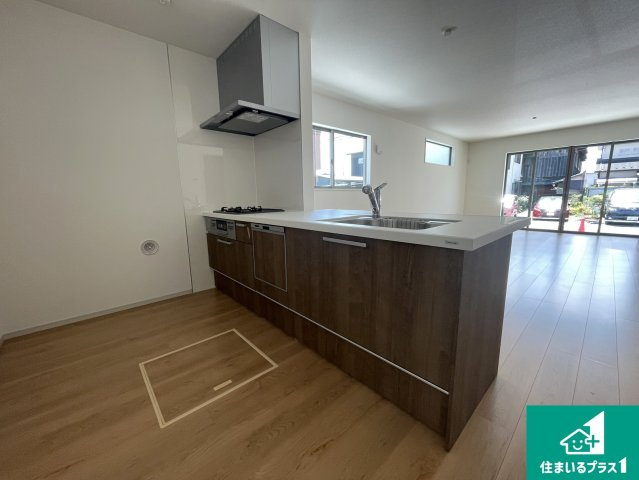 大津市本堅田　第1期　新築一戸建てのキッチン|子供を見守りながらお料理が出来るため家族のコミュニケーションか増えます♪スペースが広く確保されている為お子様が大きくなったときは一緒に料理を楽しめます♪