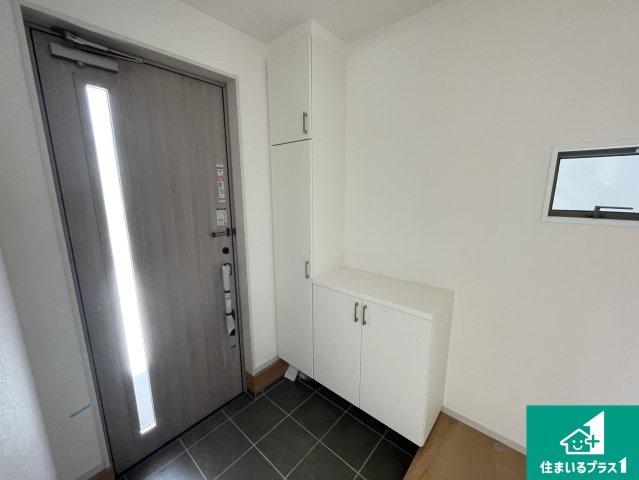 大津市本堅田　第1期　新築一戸建ての玄関|シューズボックスにはたくさんの靴が収納できるので玄関周りはいつもスッキリ！ご家族が増えても安心！