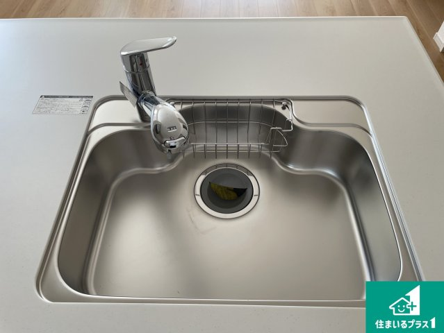 大津市本堅田　第1期　新築一戸建ての設備|蛇口の先端に浄水器を内蔵しています！原水と浄水、お湯と冷水、シャワーの切替えがワンタッチなので用途によって使い分けられます。