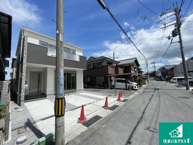 大津市本堅田　第1期　新築一戸建ての前面道路含む現地写真|周辺は閑静な住宅街！前面道路広々で車の出し入れも便利です。駐車が苦手な方でも安心して車庫入れできます！