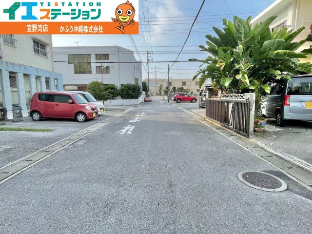 伊佐３丁目　戸建ての前面道路含む現地写真