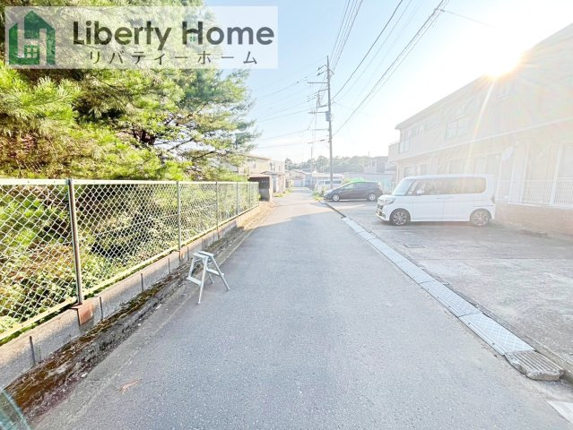 つくばみらい市伊奈東　新築戸建　A号棟の前面道路含む現地写真