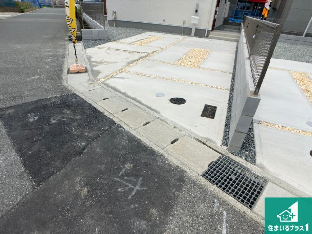 姫路市町坪　新築一戸建ての駐車場|並列２台駐車可能！ゆとりの駐車スペースで車庫入れもスムーズ！
