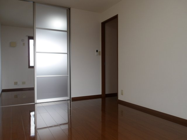 【洋室】 | レストヴィラージュB棟 | 使い勝手のいい洋室です
