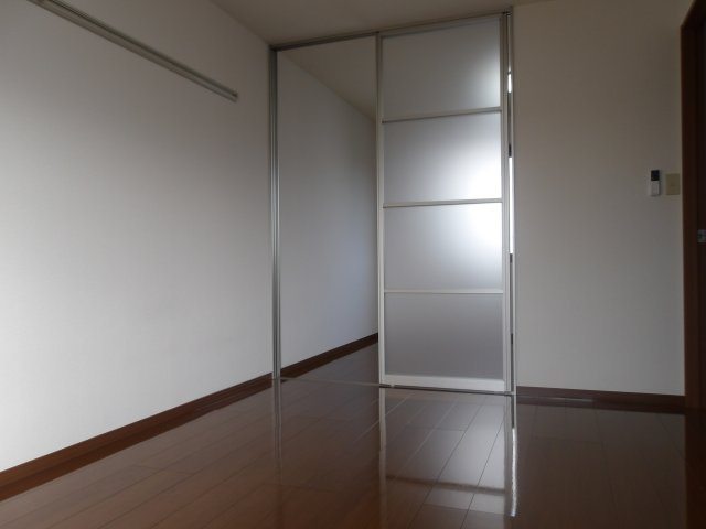 【寝室】 | レストヴィラージュB棟 | 落ち着いた色調の寝室です
