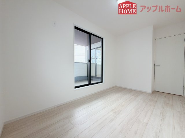 [新築住宅] 坂戸市柳町 5期 全1棟の洋室|窓からの光の差し込みはお子様の生活を温かく包みます。明るく清潔感のある居室で勉強もはかどります！