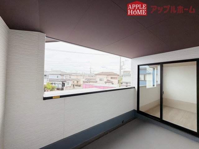 [新築住宅] 坂戸市柳町 5期 全1棟のバルコニー|インナーバルコニーで突然の雨でも安心♪直射日光を防げるので、紫外線を気にせず自然の光や風を感じながら日光浴もできちゃいます♪