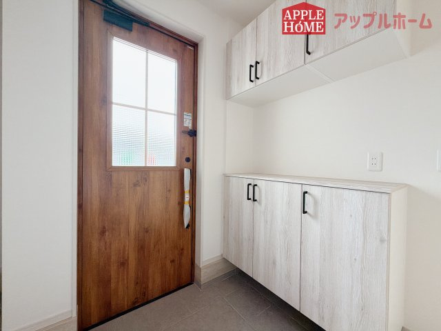 [新築住宅] 坂戸市柳町 5期 全1棟の玄関|上下棚にたっぷり靴を収納できます。「ただいま」と玄関を開けた瞬間から、奥に広がる空間を明るい室内を感じられますね♪