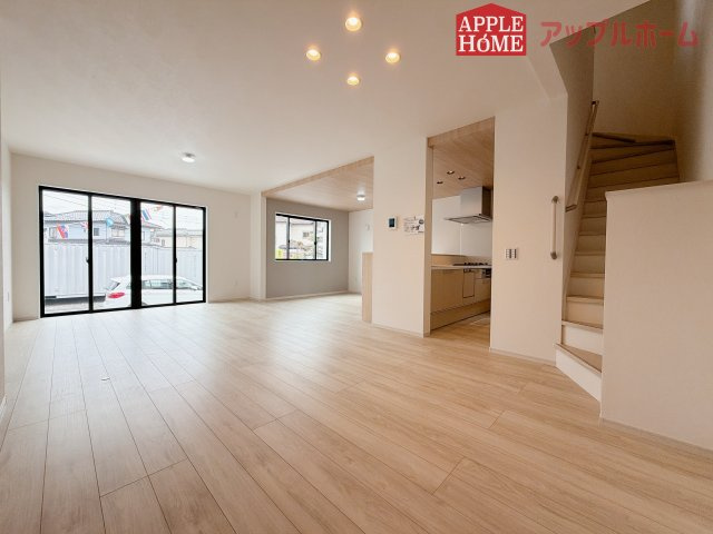 [新築住宅] 坂戸市柳町 5期 全1棟の居間・リビング|窓から差し込む光で家族を温かく包み込みます。明るいリビングで子育てする喜びを☆いつでも見学可能です！