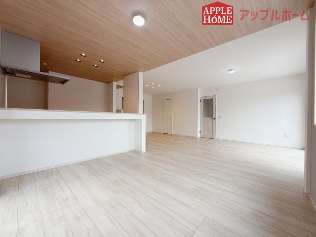 [新築住宅] 坂戸市柳町 5期 全1棟の居間・リビング|広々リビング×対面キッチンで家族の会話も弾みます♪家族団らんの秘訣は間取りにあり☆夢のマイホームを一緒に叶えましょう！