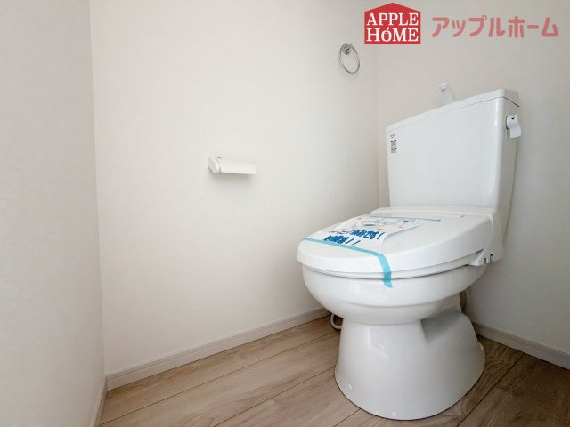 [新築住宅] 坂戸市柳町 5期 全1棟のトイレ|温水洗浄器付き便座を標準装備してます♪窓付きで明るく、快適空間となっております。毎日使う場所だからこその配慮です。