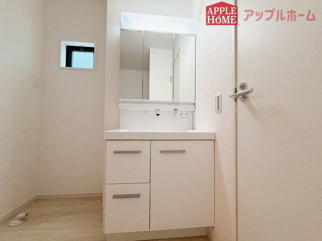 [新築住宅] 坂戸市柳町 5期 全1棟の独立洗面台|三面鏡付きの洗面化粧台ですので、たっぷりと収納いただけます。白を基調とした清潔感のある快適空間です。毎日の身支度も気持ち良くお使い頂けます！！