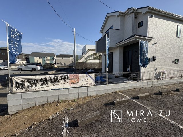 【前面道路含む現地写真】 | 青く澄み渡った綺麗な空と、陽の光をたっぷりと受ける、そんな新築住宅で新生活をスタートしてみませんか？