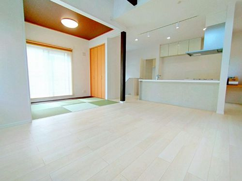 【居間・リビング】 | 【仲介手数料０円】座間市相武台3丁目　中古一戸建て | 座間市相武台3丁目　中古一戸建て