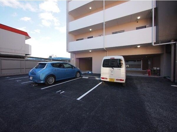 オルソパール伝馬の駐車場