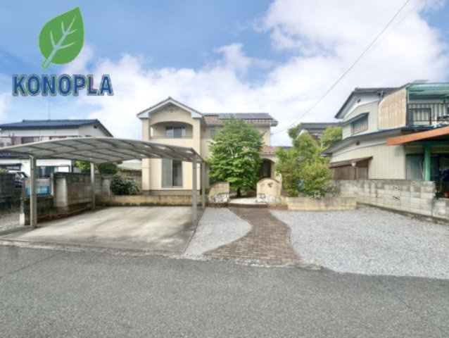 【中古戸建】足利市八椚町の外観|■外観｜愛車を雨や雹、鳥の糞などから守ることができる嬉しいカーポート付き♪