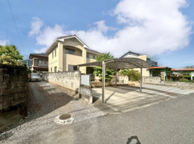 【中古戸建】足利市八椚町の外観|■外観｜光をやさしく反射する外壁により、日中はより開放的で爽やかな印象となり、住まい全体を明るく見せてくれます♪
