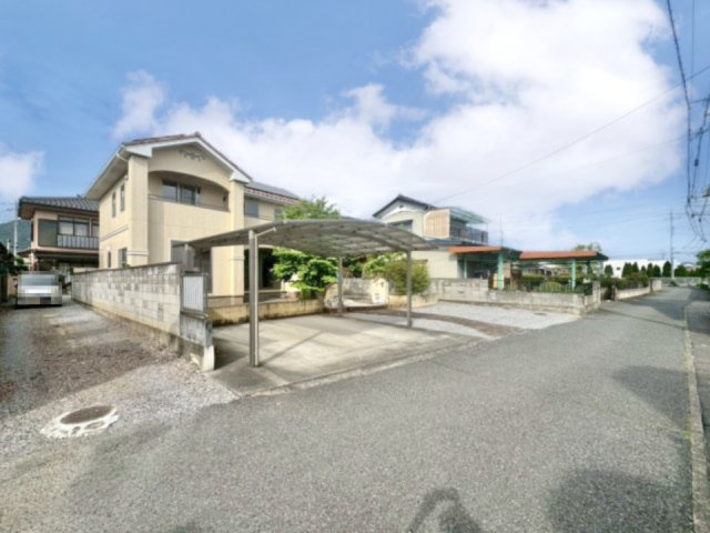 【中古戸建】足利市八椚町の外観|■外観｜周囲の景観に調和しつつもしっかりとした存在感を感じられる外観で、長く愛される住まいを演出します♪