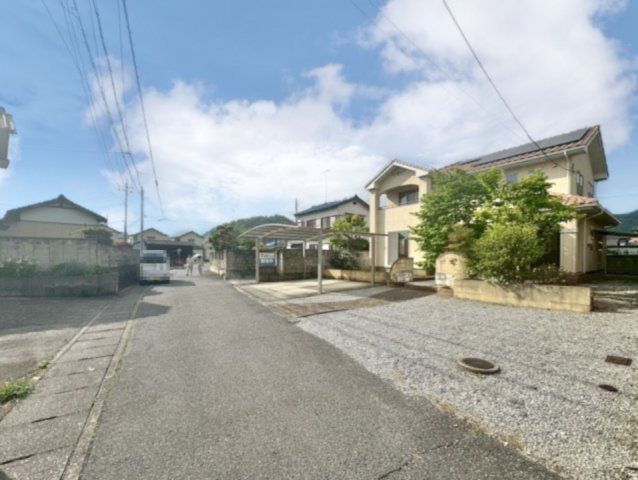 【中古戸建】足利市八椚町の外観|■外観｜庭付き一戸建てならお子様やペットが走り回っても大丈夫！伸び伸びと遊び、過ごすことができます♪