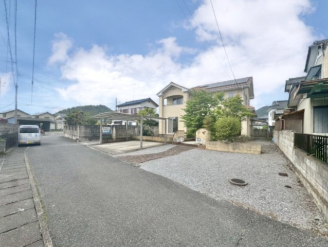 【中古戸建】足利市八椚町の外観|■外観｜道路幅にゆとりがあることで駐車もしやすく、来客時や複数台利用の際にもストレスを感じにくいのが魅力の一つです♪