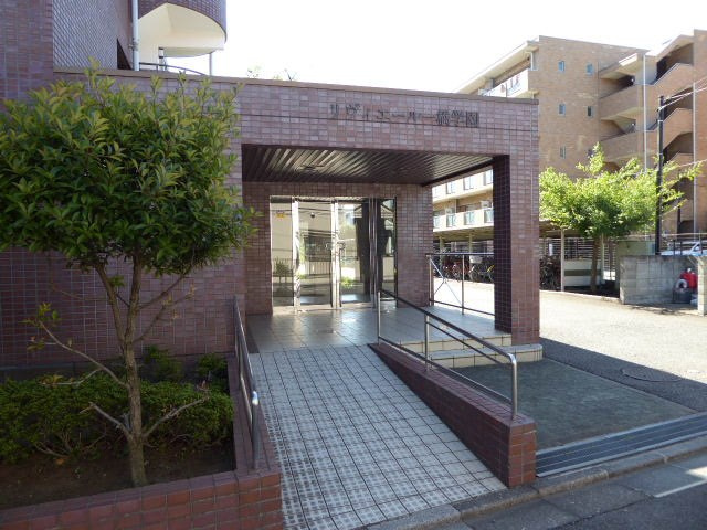 リヴィエール一橋学園のエントランス