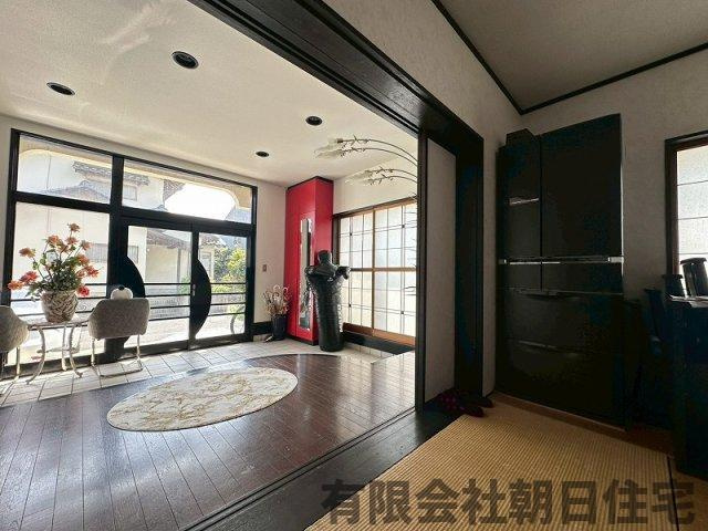 【玄関】 | 内中原町中古戸建 | オシャレな玄関ホールです