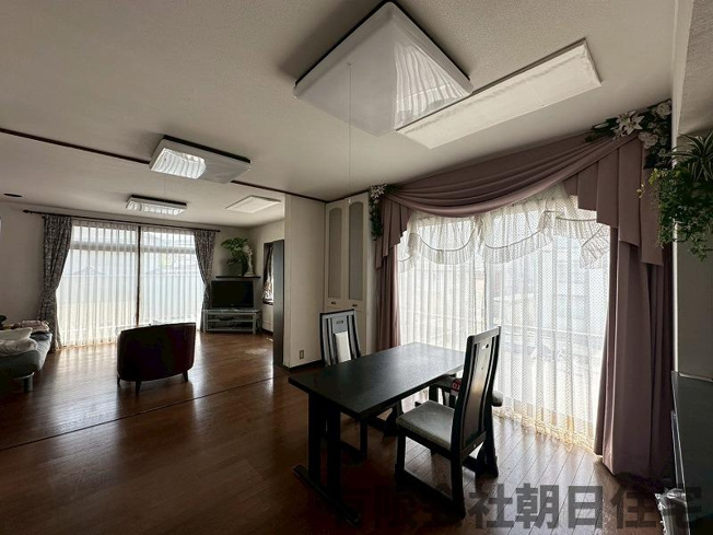 【居間・リビング】 | 内中原町中古戸建 | こちらのリビングで趣味の時間をお楽しみください