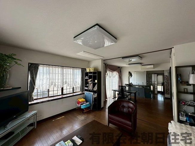 【居間・リビング】 | 内中原町中古戸建 | ゆったりとした居間です