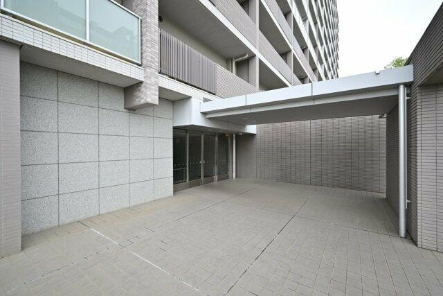 多摩市諏訪２丁目の賃貸マンションのエントランス