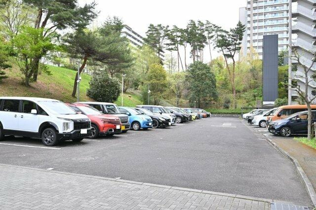 多摩市諏訪２丁目の賃貸マンションの駐車場