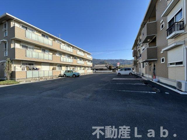 ライジングサン西宮　B棟の駐車場
