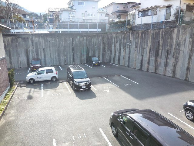 ラヴィーンコートの駐車場|駐車場があるので、車を買う予定の方も安心です